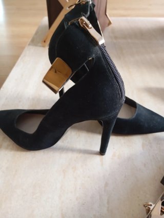 Zapatos de tacón negros con tobillera dorada