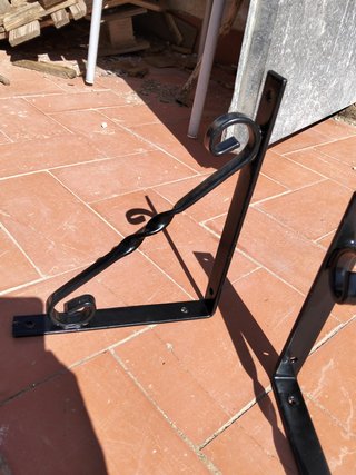 Coppia di staffe in ferro battuto nero per scaffale