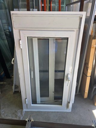 Ventana de Aluminio Abatible con Persiana