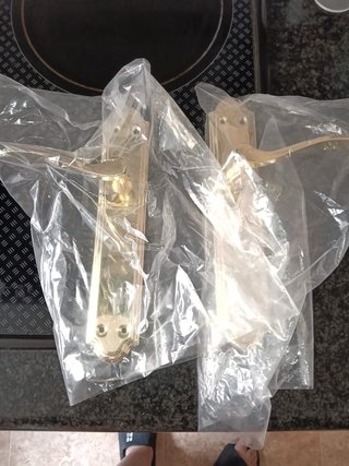 Manillas de puerta doradas