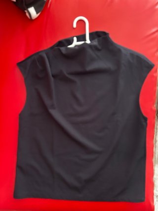 Blusa sin mangas cuello alto negra