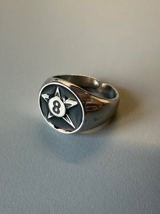 Anello 8 ball nero e argento regolabile stile y2k