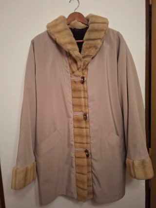 Abrigo beige con detalles de pelo