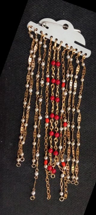 Muchísimas pulseras  Mujer y niña