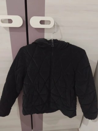Chaqueta Zara negra acolchada con capucha