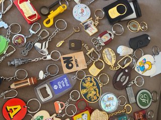 Lote de 145 llaveros antiguos y vintage
