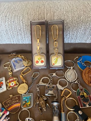 Lote de 145 llaveros antiguos y vintage