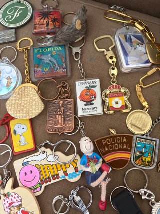 Lote de 145 llaveros antiguos y vintage