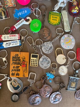 Lote de 145 llaveros antiguos y vintage