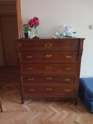 Cómoda de madera  detalles dorado,ESTA EN MADRID