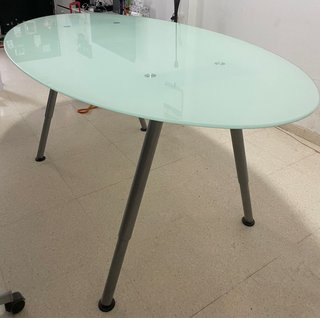 Mesa de Cristal Ovalada en Chipiona