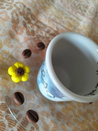 Piattino decorato con fiori e chicchi