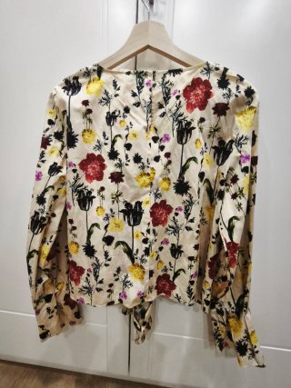 Blusa floral estilo tie-front