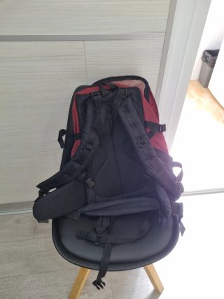 Mochila de montaña negra y roja