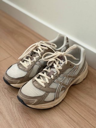 Zapatillas Asics beige y grises