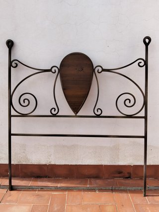 Cabecero de cama de hierro forjado y madera
