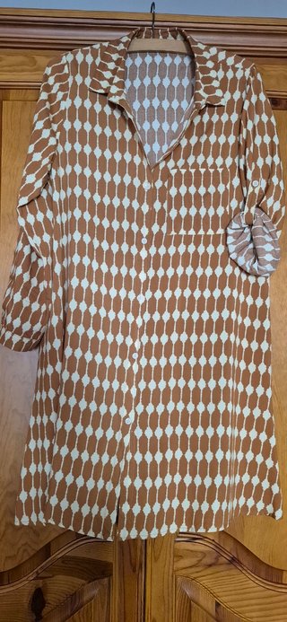 Vestido camisero estampado marrón y beige