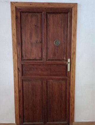 Preciosa puerta de madera maciza para exterior.