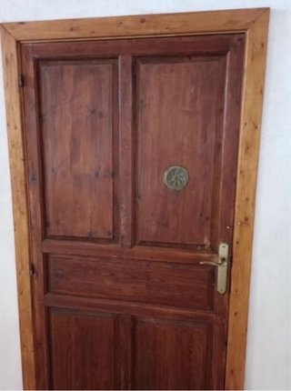 Preciosa puerta de madera maciza para exterior.