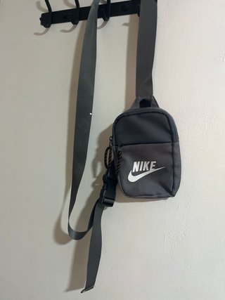 Bandolera Nike gris