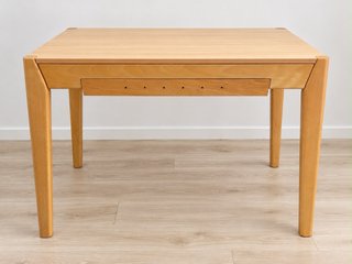 Mesa de madera con 2 sillas