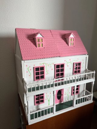 Casita de muñecas de madera