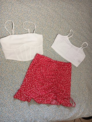 Conjunto de 2 Tops y Falda corta