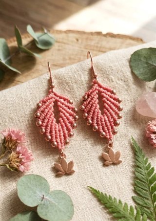 Pendientes Macramé color Coral con Detalle Loto