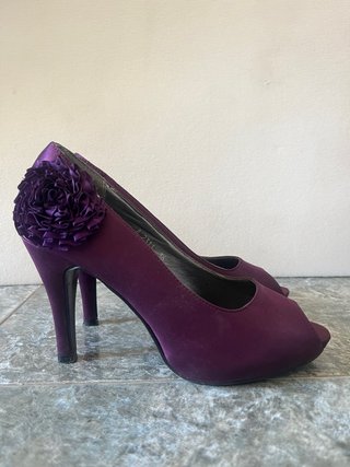 Zapatos de tacón morados con flor. Sin marca