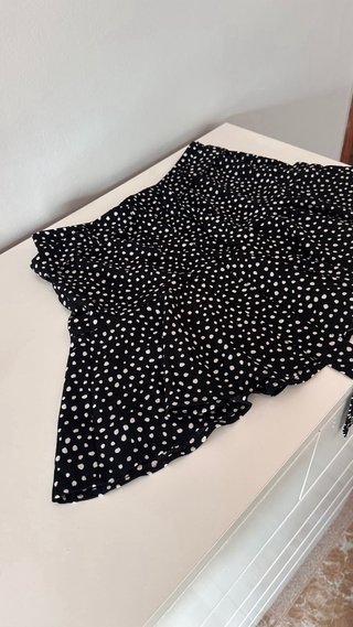 FALDA-PANTALÓN LUNARES Y VOLANTES STRADIVARIUS