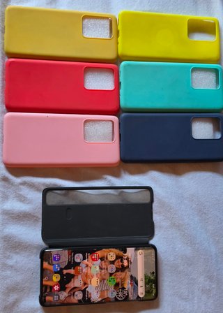 Smartphone con cover colorate e una morbida originale