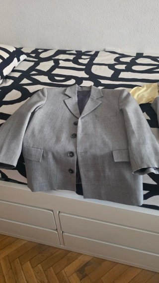 Traje de niño gris y amarillo
