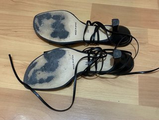 Sandalias de tacón negras con tiras