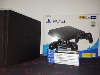 PS4 Slim 500GB + Controller originale + 5 Giochi