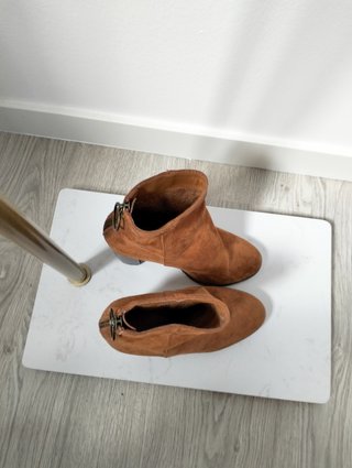 Botines de tacón Marypaz en ante marrón camel