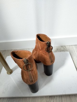 Botines de tacón Marypaz en ante marrón camel