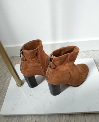 Botines de tacón Marypaz en ante marrón camel