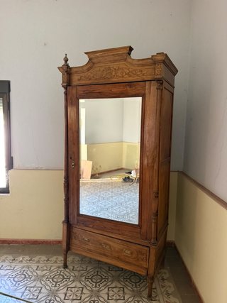 Armario antiguo de madera con espejo