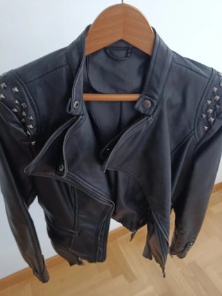 Cazadora de polipiel negra con tachuelas