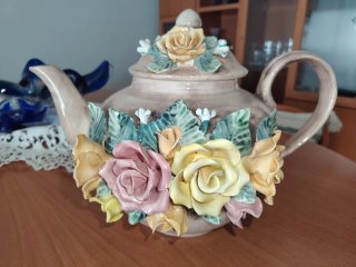 Tetera grande de cerámica decorada con flores