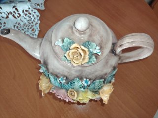 Tetera grande de cerámica decorada con flores