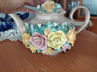 Tetera grande de cerámica decorada con flores