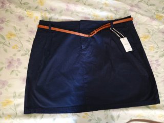 Falda corta azul con cinturón talla 42