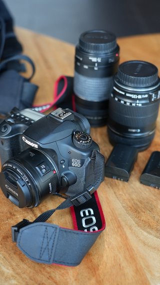 Canon EOS 60D + 3 objetivos + mochila y accesorios