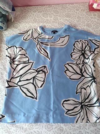 Blusa con estampado floral