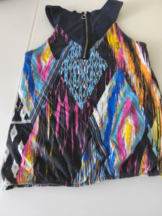 Falda con abalorios y diseño geométrico