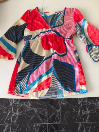Falda con abalorios y diseño geométrico