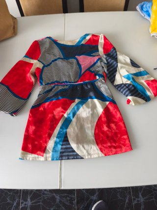 Falda con abalorios y diseño geométrico