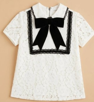 Blusa blanca con lazo negro