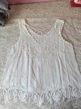 Blusa de tirantes blanca con encaje